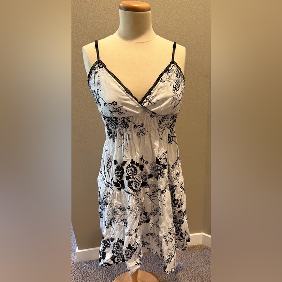 Speed Control Dresses & Skirts - Black and white floral cotton tiered smocked lined sun dress like new